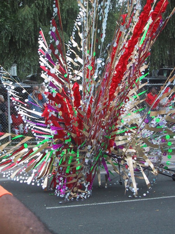 Caribana 2003 в Торонто: буйство красок на улице с гигантским костюмом-фейерверком