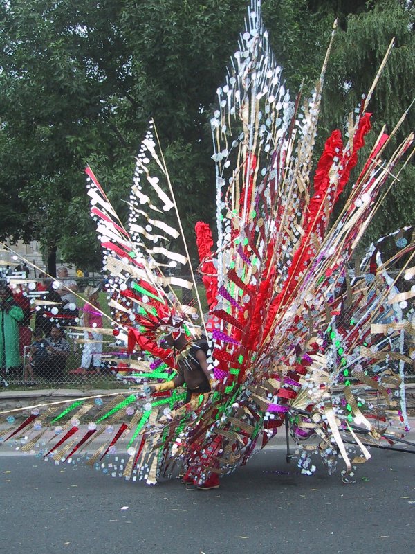 Caribana 2003, Торонто: танцор в пышном костюме с перьями и блестками