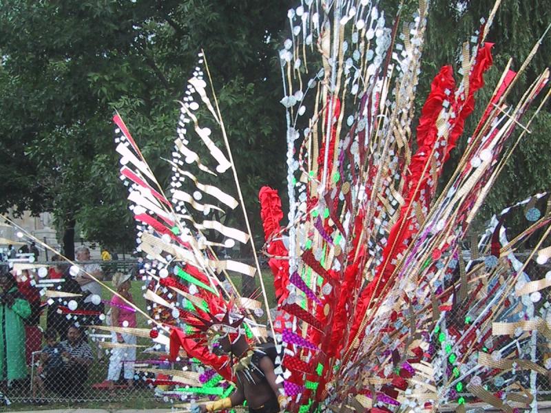 Caribana 2003, Торонто: танцор в пышном костюме с перьями и блестками