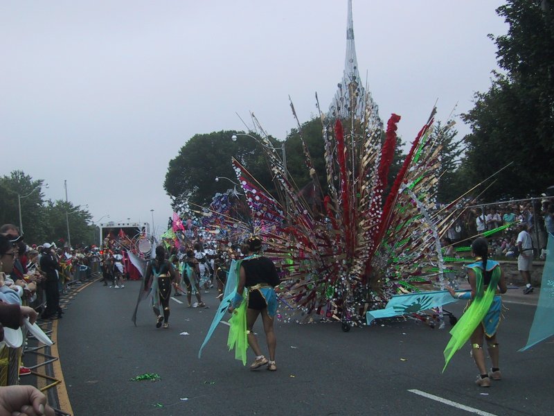 Caribana 2003 в Торонто: костюмы с перьями и флагом Солнца
