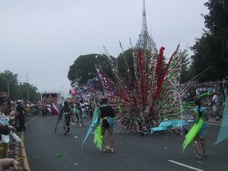 Caribana 2003 в Торонто: костюмы с перьями и флагом Солнца