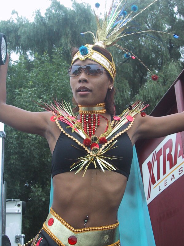 Caribana 2003, Торонто: танцующая в золотом головном уборе с перьями и бусами