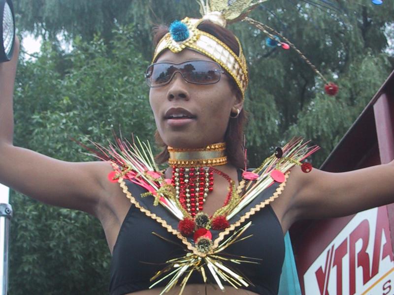 Caribana 2003, Торонто: танцующая в золотом головном уборе с перьями и бусами