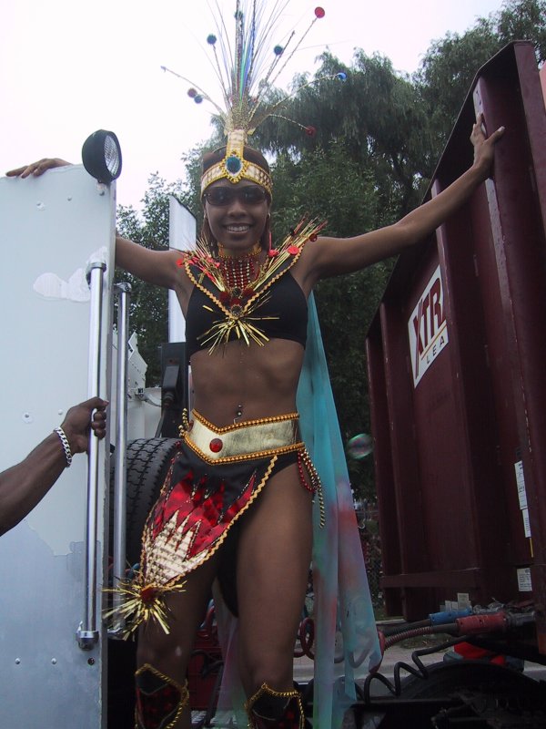 Caribana 2003, Торонто: танцующая участница в золотисто-красном костюме с перьями