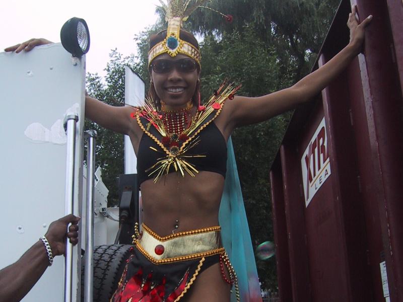 Caribana 2003, Торонто: танцующая участница в золотисто-красном костюме с перьями