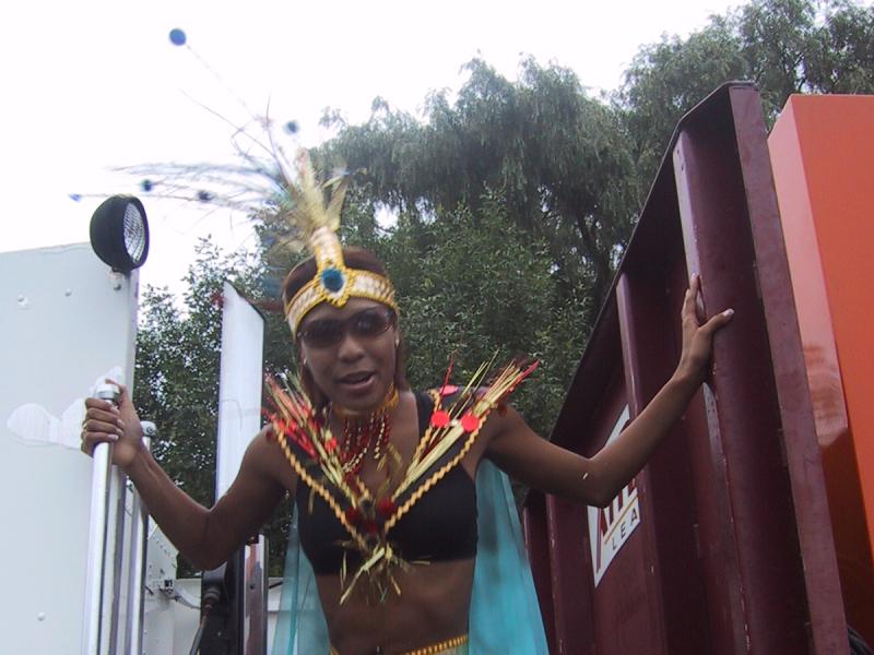 Caribana 2003, Торонто: танцующая участница в индейском костюме с перьями и золотыми украшениями