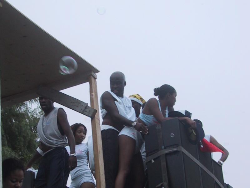 Caribana 2003 в Торонто: танцующие на сцене над громкоговорителями