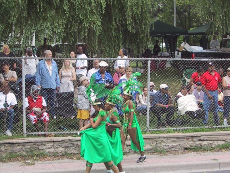 Caribana 2003 в Торонто: зелёные танцоры у забора с публикой