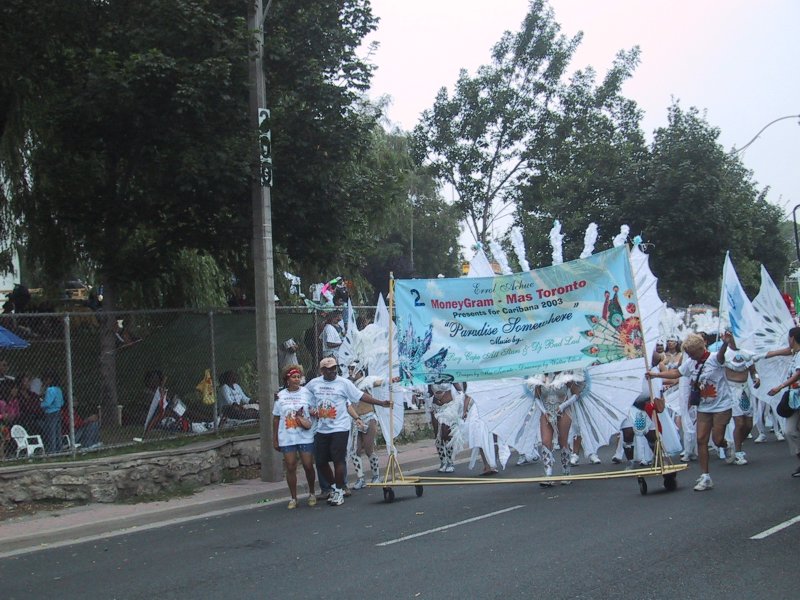 Caribana 2003 в Торонто: шествие с баннером «Paradise Somewhere»