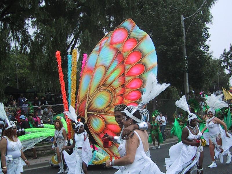 Caribana 2003 в Торонто: бабочка из цветного пластика и белые костюмы на улице