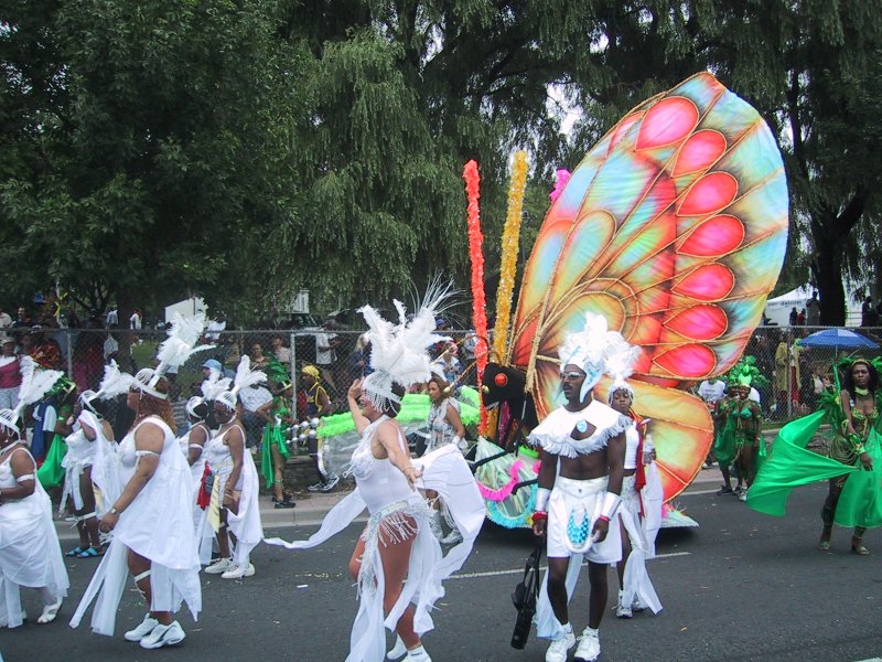 Caribana 2003 в Торонто: бабочка-гигант и белые танцоры на улице