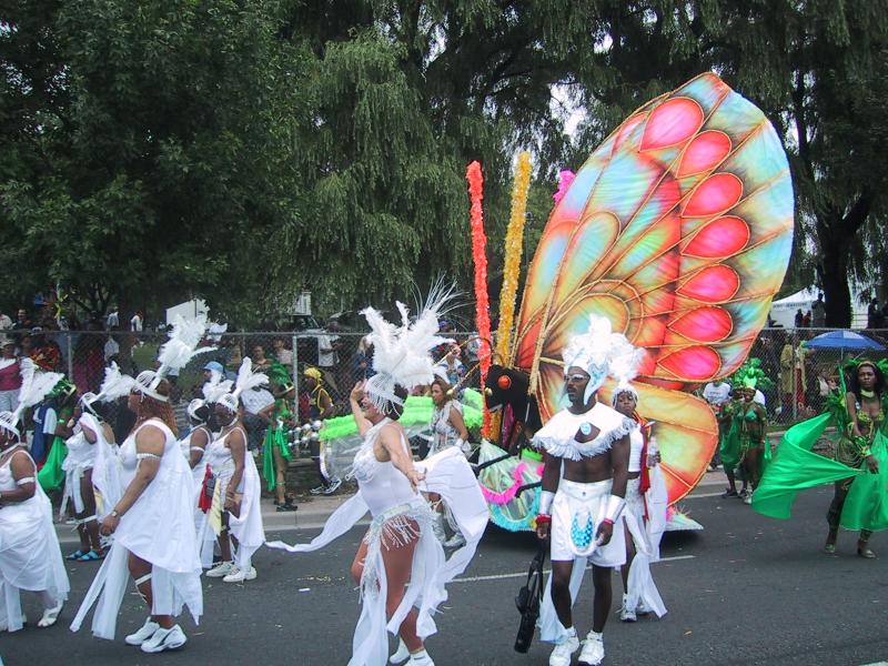 Caribana 2003 в Торонто: бабочка-гигант и белые танцоры на улице