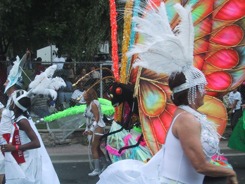 Caribana 2003 в Торонто: бабочка с перьями и черным жуком на параде