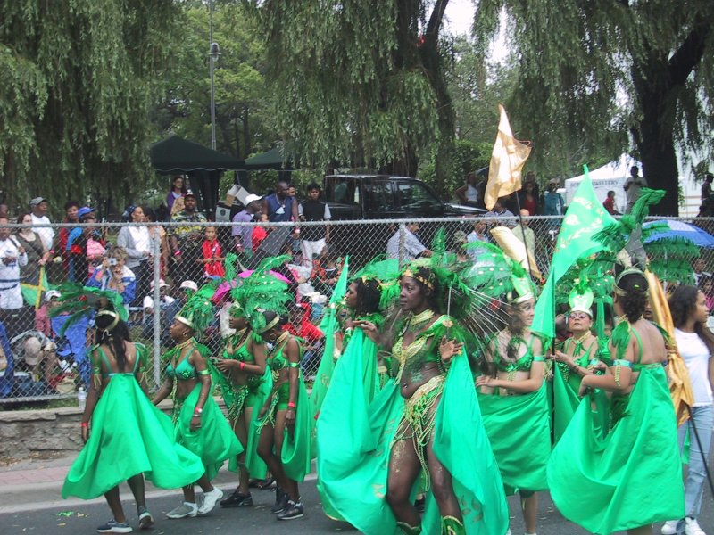 Caribana 2003 в Торонто: зелёные костюмы и пальмовые перья на улице