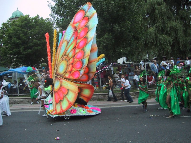 Caribana 2003 в Торонто: бабочка на колесах и зелёные танцоры