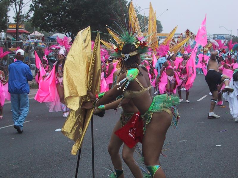 Caribana 2003 в Торонто: золотые плащи и розовые флаги на улице