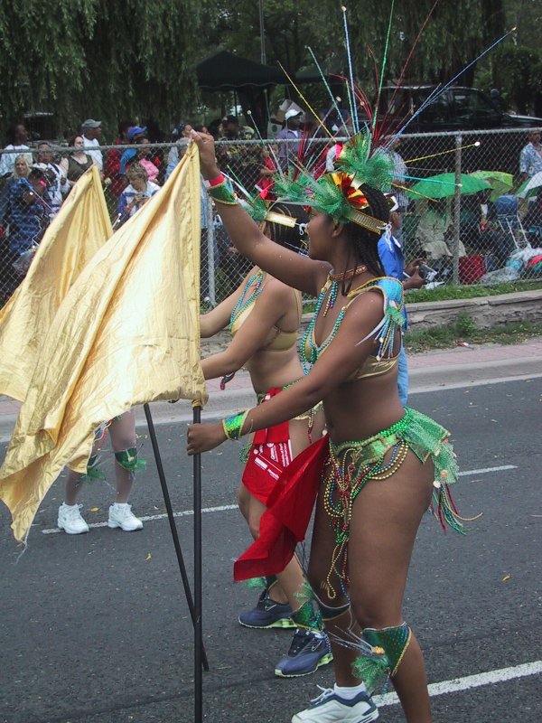 Caribana 2003 в Торонто: золотые флаги и перья над асфальтом