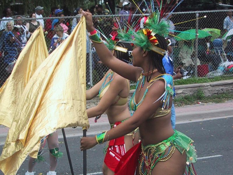 Caribana 2003 в Торонто: золотые флаги и перья над асфальтом