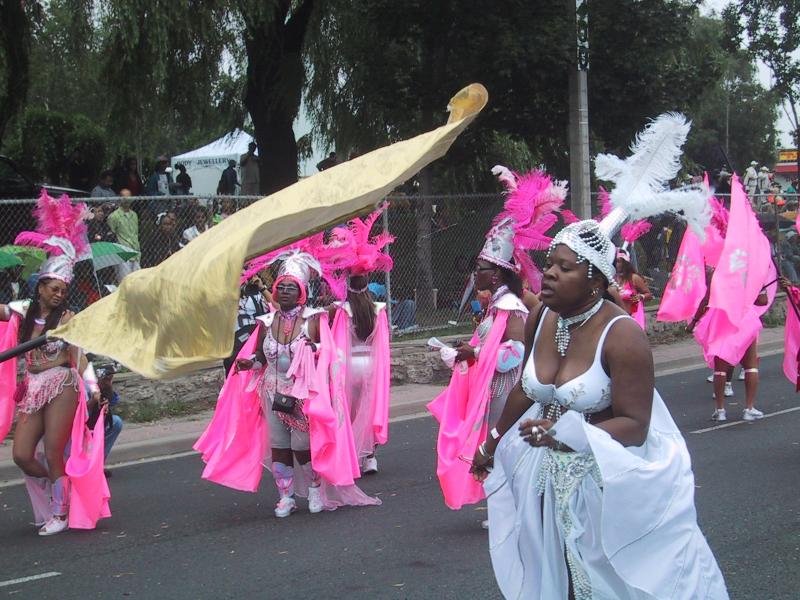 Caribana 2003 в Торонто: ритм в розовом и белом