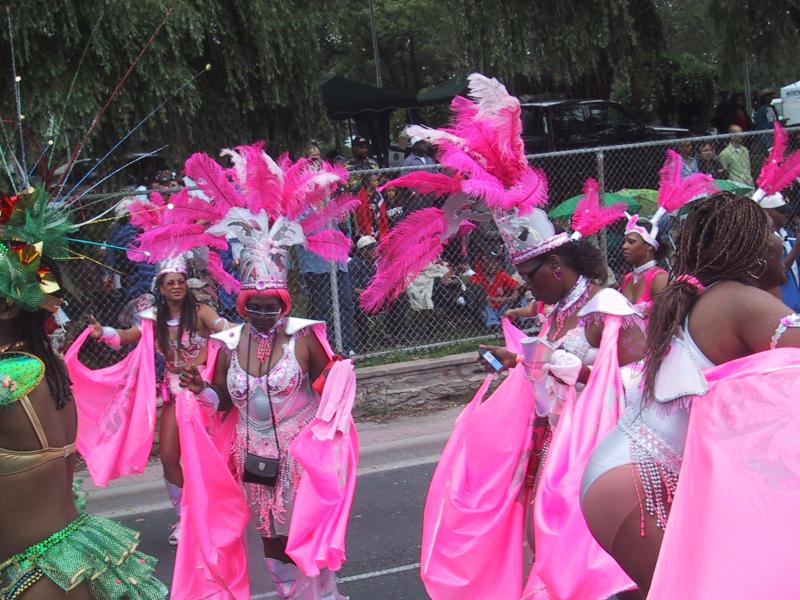 Caribana 2003 в Торонто: розовые перья и блеск костюмов на улице