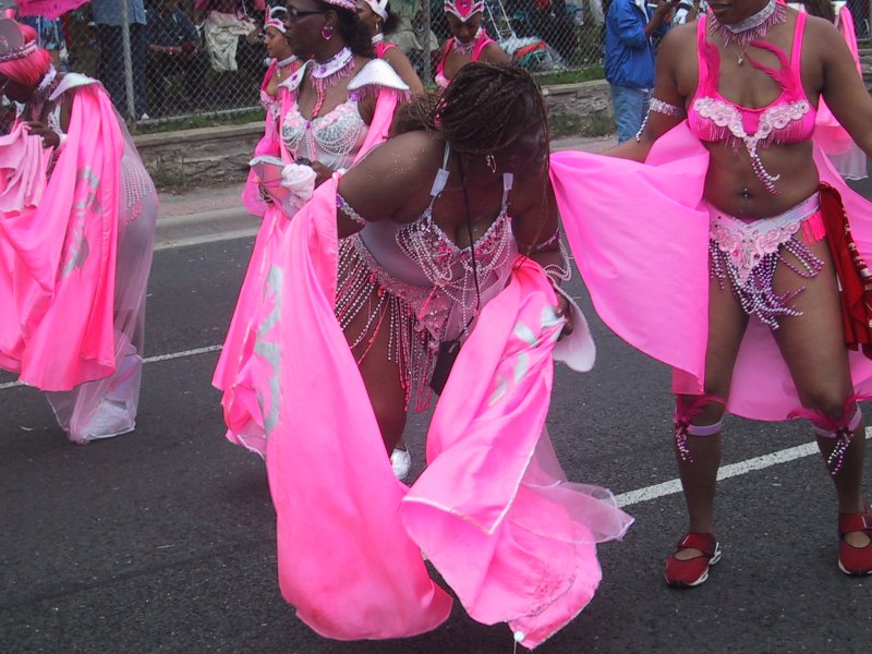 Caribana 2003 в Торонто: танцующие в розовом с блестками и перьями