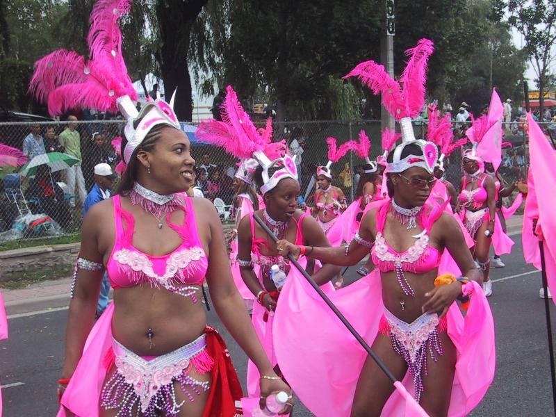 Caribana 2003 в Торонто: розовые перья и блики солнца на улицах
