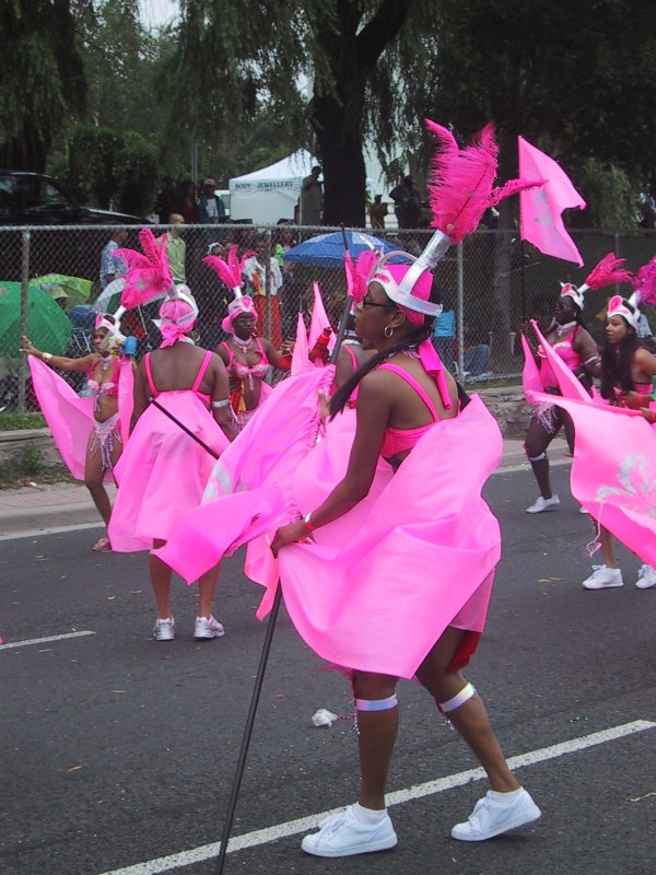 Caribana 2003 в Торонто: розовые костюмы и перья на улице
