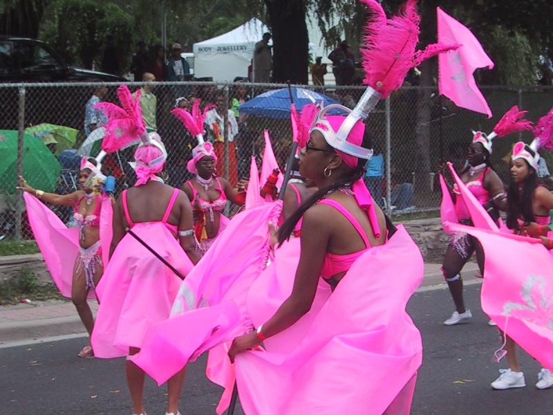 Caribana 2003 в Торонто: розовые костюмы и перья на улице