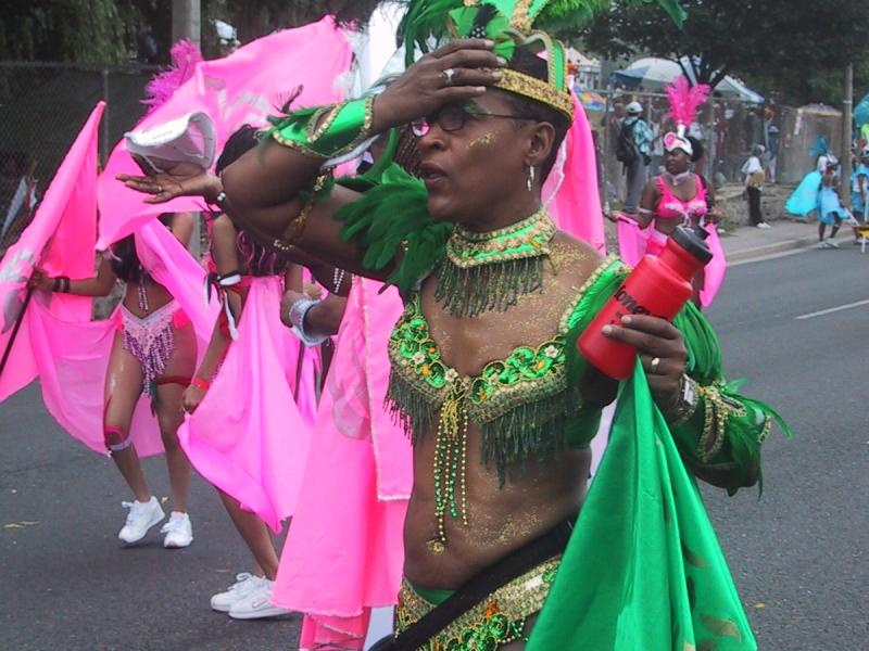 Caribana 2003 в Торонто: зелёный костюм с перьями и бусами на улице