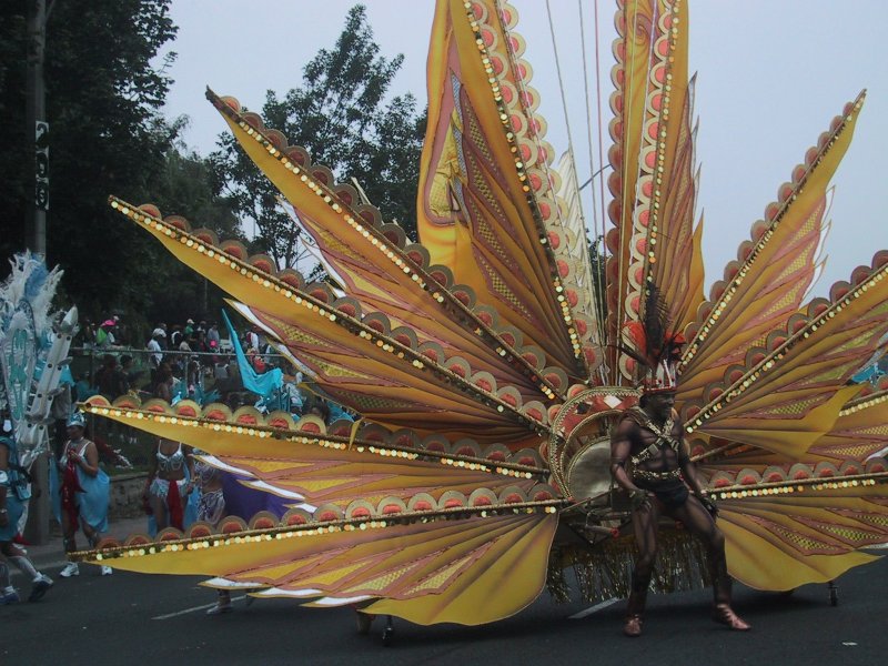 Caribana 2003, Торонто: гигантский золотой костюм с перьями и бубном