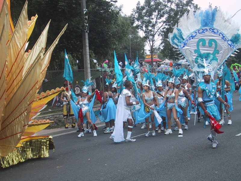 Caribana 2003 в Торонто: сине-белые костюмы и перья на улице