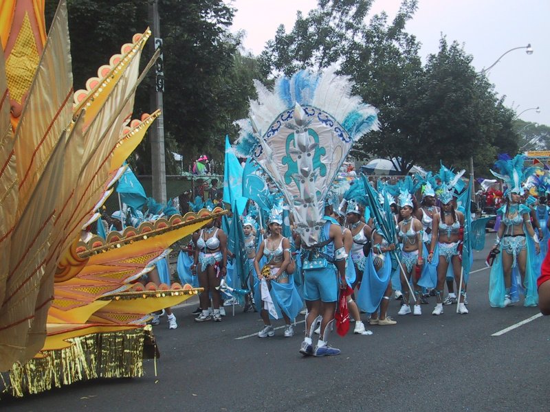 Caribana 2003 в Торонто: сине-белые костюмы и золотой фестивальный плавник