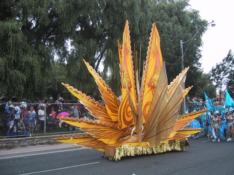 Caribana 2003 в Торонто: гигантский желтый плавник на парадной карете