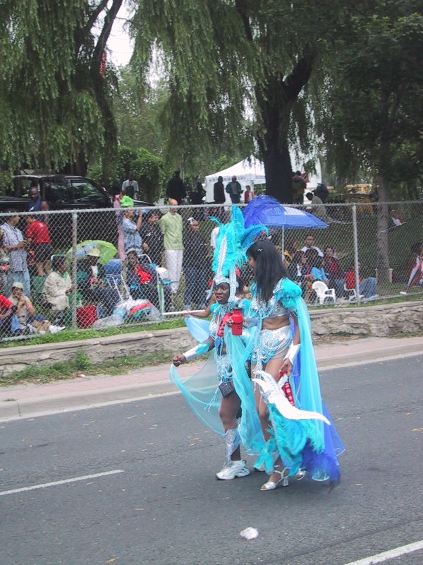 Caribana 2003 в Торонто: синие перья и блики на асфальте