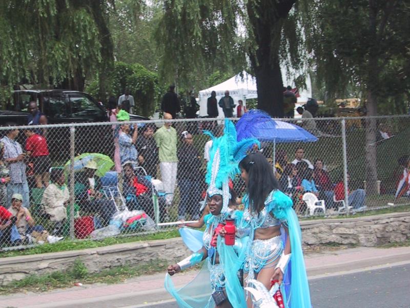 Caribana 2003 в Торонто: синие перья и блики на асфальте