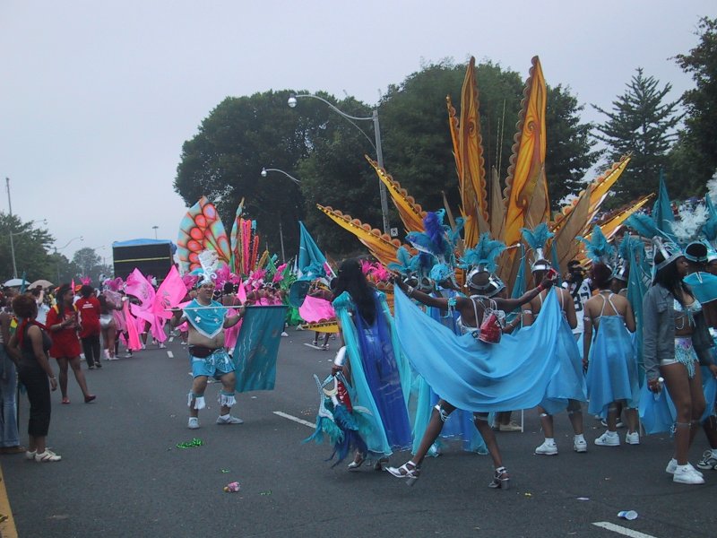 Caribana 2003 в Торонто: синие и оранжевые костюмы на улице
