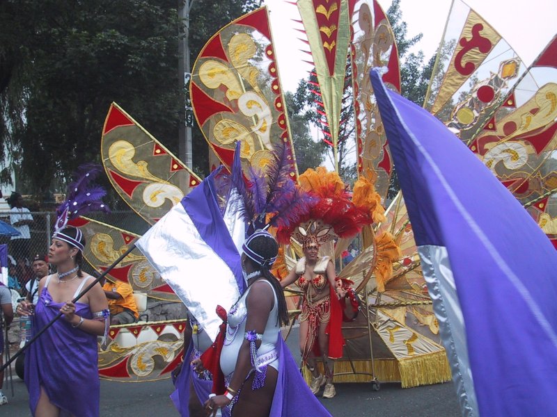Caribana 2003 в Торонто: фестиваль карибской культуры с пышными костюмами и золотистыми щитами