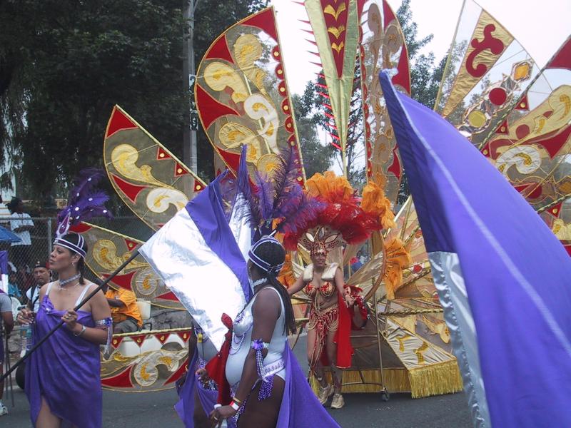 Caribana 2003 в Торонто: фестиваль карибской культуры с пышными костюмами и золотистыми щитами
