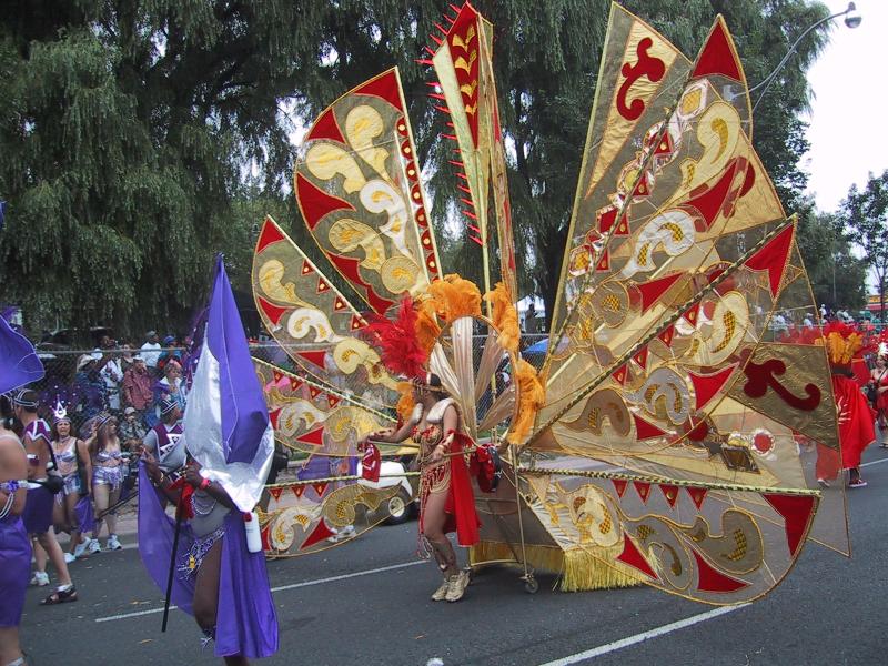 Caribana 2003 в Торонто: бабочка из золота и красного на улице