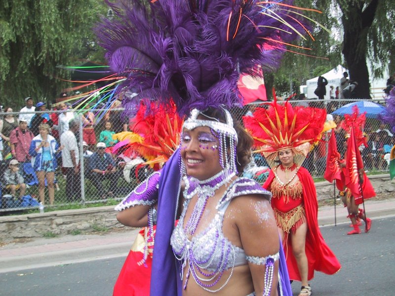 Caribana 2003 в Торонто: фиолетовый костюм с перьями и бусами на параде
