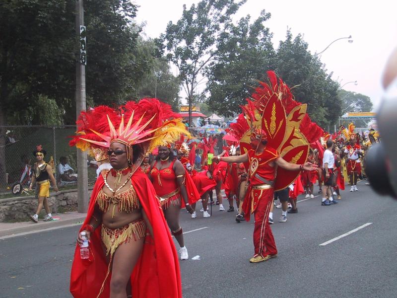 Caribana 2003 в Торонто: красные перья и золотые детали на улице