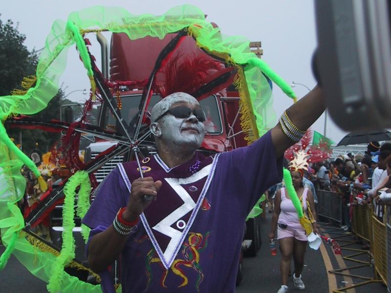 Caribana 2003 в Торонто: танцор в фиолетовом костюме с серебряной краской на лице