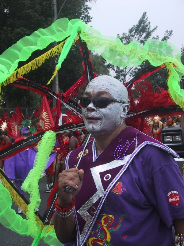 Caribana 2003 в Торонто: участник с серебряной пудрой и зелёными лентами