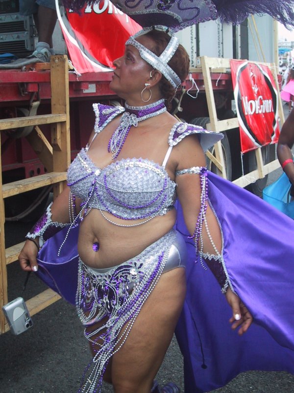 Caribana 2003, Торонто: танцующая в фиолетово-серебряном костюме