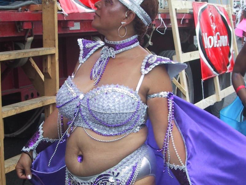 Caribana 2003, Торонто: танцующая в фиолетово-серебряном костюме