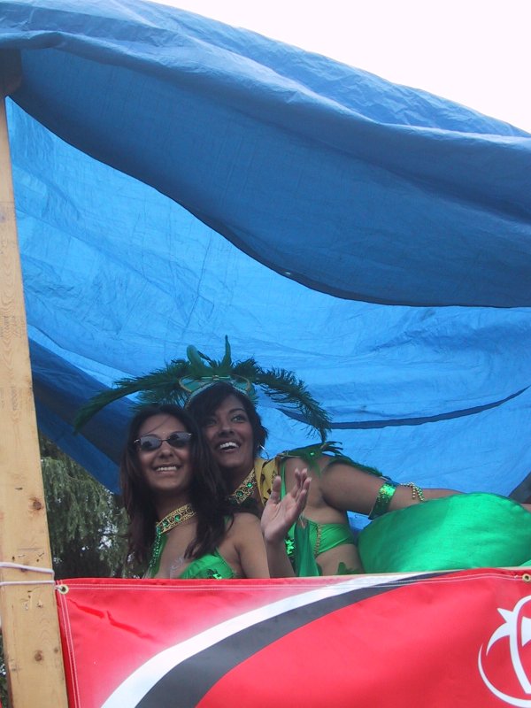Caribana 2003 в Торонто: зелёные костюмы под синим навесом