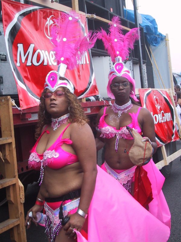 Caribana 2003, Торонто: розовые перья и «Mone» на флаге