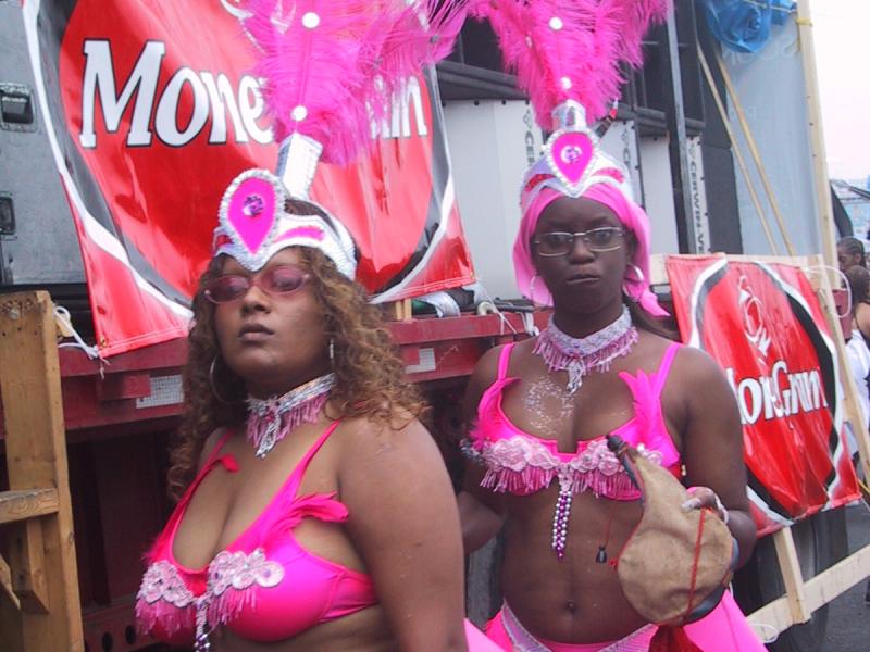 Caribana 2003, Торонто: розовые перья и «Mone» на флаге