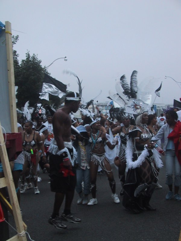 Caribana 2003 в Торонто: танцующие участники в перьях и бликах