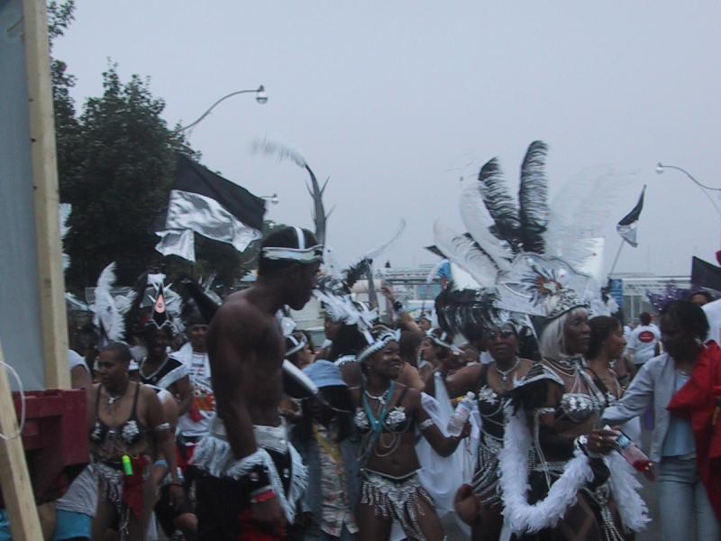 Caribana 2003 в Торонто: танцующие участники в перьях и бликах